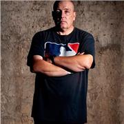 Fotografo diplomato e professionista, specializzato nella fotografia di scena, ritratto e fotogiornalismo.